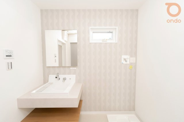 【ondo建物プラン例/洗面室】お洒落な造作洗面台を採用。デザイン性に加え、洗濯機置き場スペースも備えています。