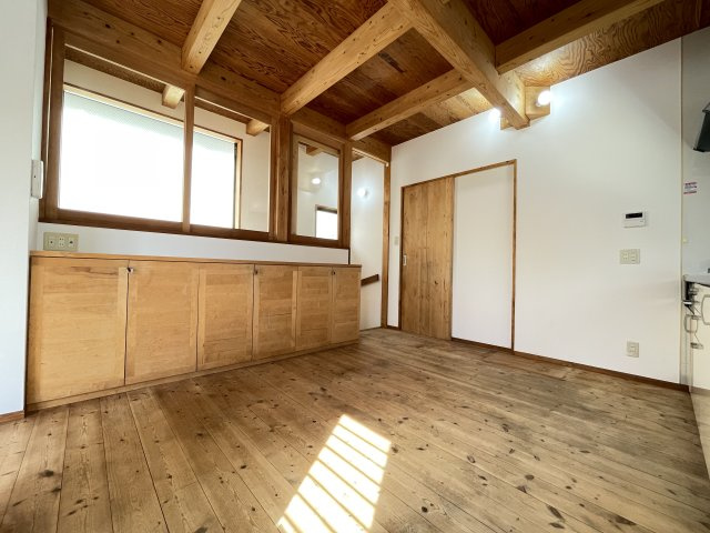 壁側に収納がついており様々なものを入れることができます！