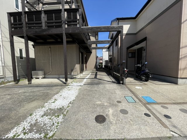 車も停めやすい駐車場です。
