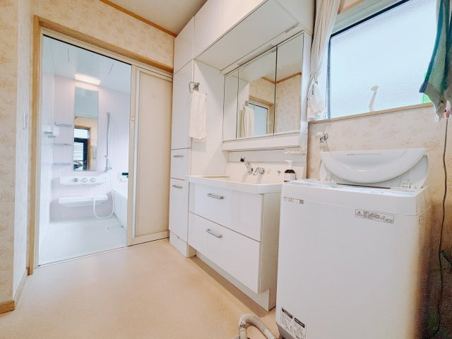 ■洗面室｜朝のお出かけ準備に嬉しい三面鏡。鏡の裏には歯ブラシや整髪料などを収納できるスペースもあるので、いつでもスッキリ片付きます♪