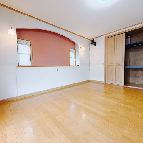 ■2階洋室｜ナチュラルカラーの床です。模様替えなどとても楽しく工夫できます♪陽当たり、風通しもとても良いので毎日快適な生活スタートです！子供部屋にも良いですね♪
