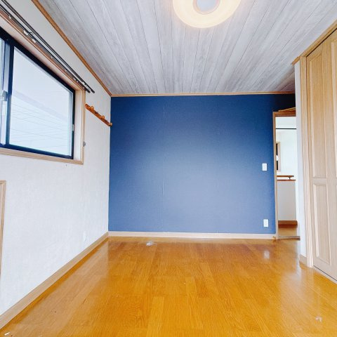 ■2階主寝室｜お洒落なアクセントカラーが入っているので、シックな雰囲気になっております。落ち着いた雰囲気で夜はよく眠れそうですね