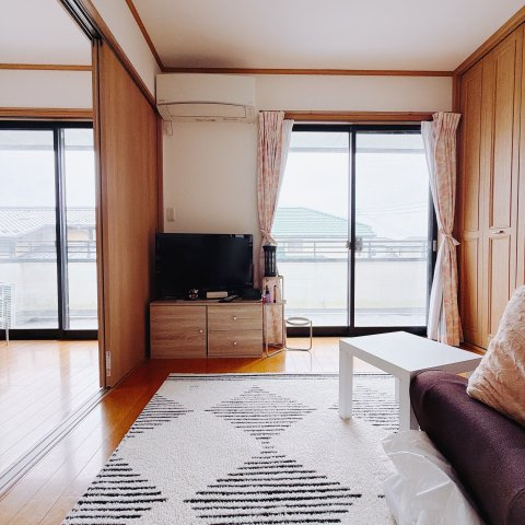 ■2階洋室｜2階洋室には大きな窓をご用意しています。日中はあたたかな日差し差し込み自分時間も充実できますね＾＾