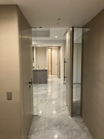 大理石調の床材が上品な雰囲気を演出する綺麗な廊下です！居住空間までの動線がスムーズで暮らしやすいですね！