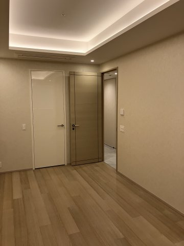 折り上げ天井と落ち着いた内装が魅力の洋室です！家具の配置がしやすく主寝室として快適に過ごせます♪