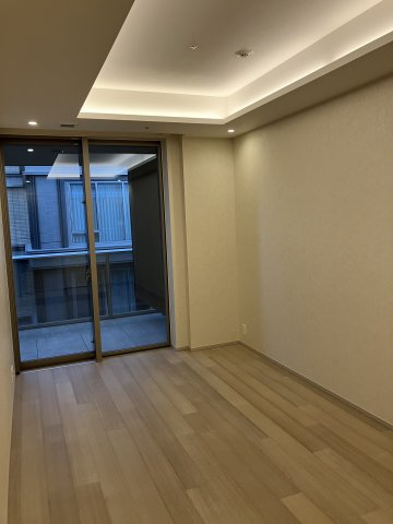 大きな窓から柔らかな光が差し込む洋室空間です！バルコニーへ直接出られて心地よい風を感じられますね！