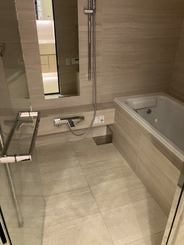 高級感あふれる壁面パネルと広い浴槽を備えたお風呂です！一日の疲れをゆったりと癒していただけます！