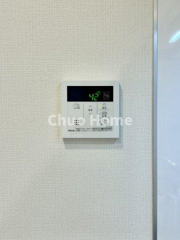 【給湯リモコン】外での一日を忘れさせてくれるオートバス機能でお好みの湯量・温度に調整された浴槽。