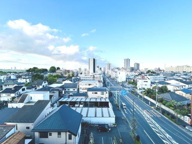 手を伸ばせば、ふれることが出来そうな環境が、そのままインテリアになったような印象です。その豊かな眺望にふさわしい空間には、通風・採光にも優れ、心地よい光と風があふれています