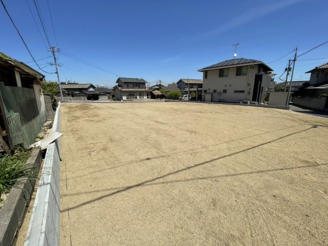 広々とした敷地は、庭やバーベキューエリア、家庭菜園の設置など、多様な使い方ができます。ガーデニングやアウトドアスペースを楽しむことができます。お子様の遊び場も作れそう。