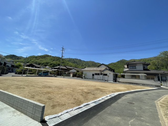 前面道路は公道です。小学校も徒歩圏内でお子さまの通学や見守りに安心の立地です。生活利便施設も複数あり、急なお買い物にも大変便利ですね！理想の住まいづくりに最適です。ぜひご検討ください。