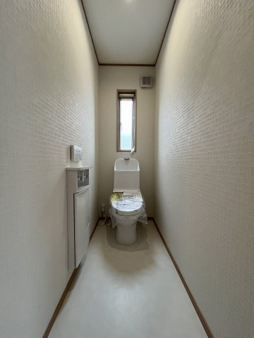 清潔感あふれる空間。新品のトイレで、心地よいひとときをお楽しみください！