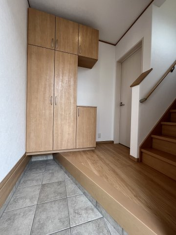 玄関を開けるとすぐ階段があり、帰宅後すぐに上がれる便利さが、家の中心へとスムーズにアクセスできます。