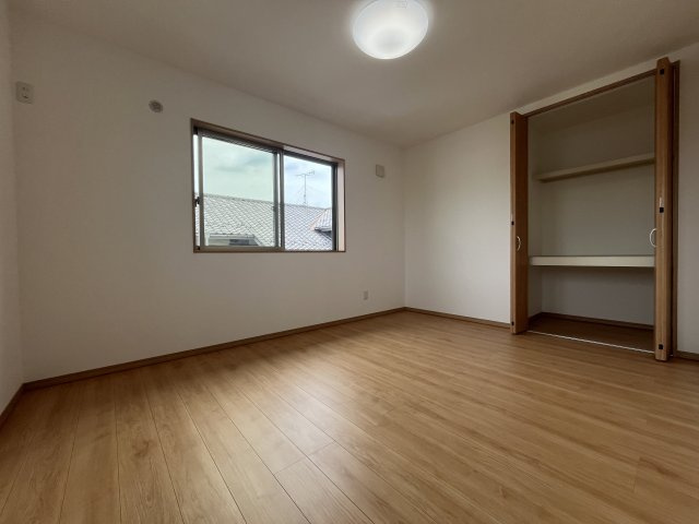明るく広々とした空間で、家具の配置もしやすく、快適な居住空間を提供します。