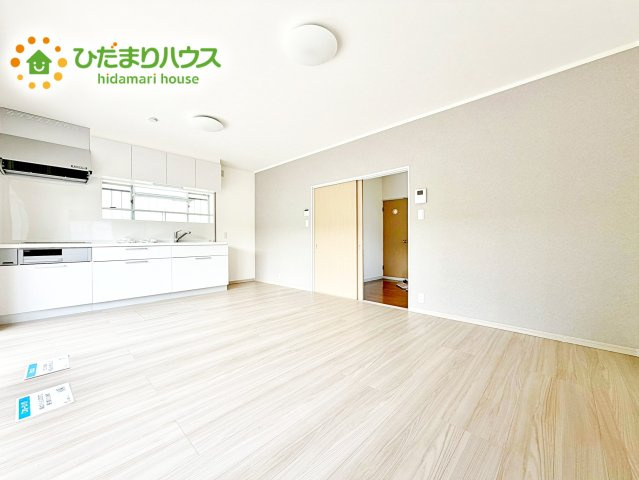 家族との大切な時間を多く過ごすリビング。ゆったりとした広さのある空間で会話も弾みます♪大きい窓からは明るい日差しが差し込みます。居心地の良いリビングでおうち時間を楽しんで！