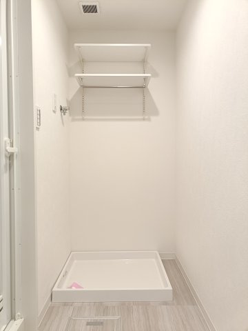【室内洗濯機置き場】　壁面に棚が造作されています。洗剤のストックやタオルなどを収納できます。