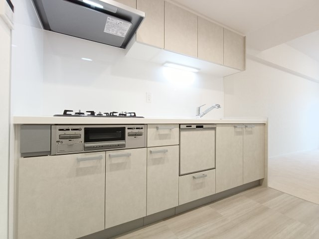 【キッチン】　使いやすくスタイリッシュなカウンターキッチン。開放感と、リビングを見渡せる安心感があります。　
