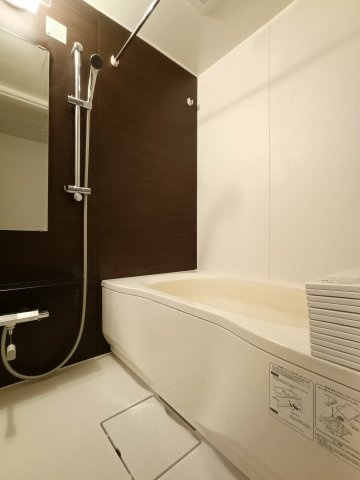 【浴室】　ゆったりとくつろげるバスルーム。追い焚き機能付きでいつでもすぐに温かいお風呂を楽しむことができます。浴室換気乾燥暖房機も備わっているので、季節を問わず快適です。　