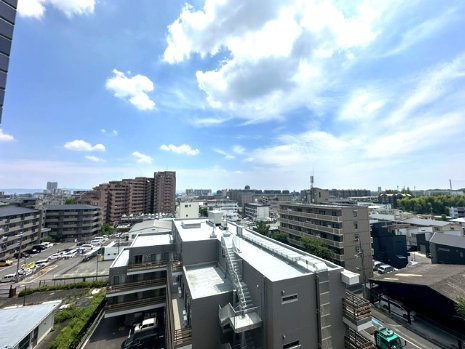 南向きなので、陽当りも良く気分も爽快！伸びやかな景色が広がり、室内からもその開放感を感じることができます。