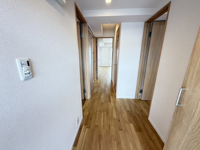 廊下は天井・壁のクロス、床のフローリングを張り替え済み。清潔感のある空間で、ご家族やゲストを気持ちよくお迎えできます。