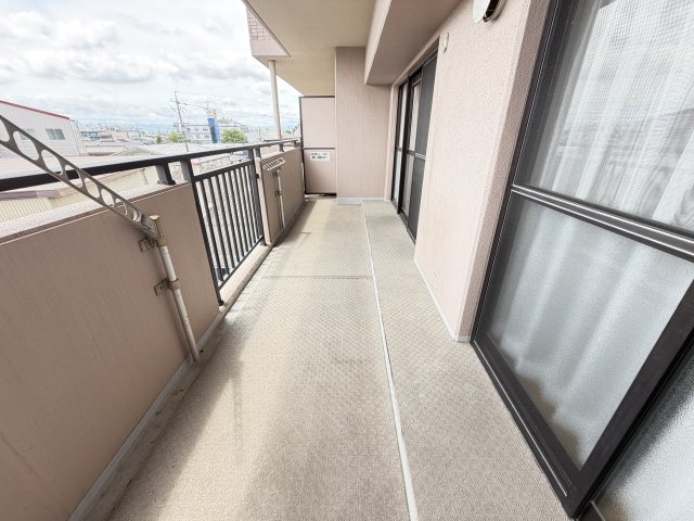 バルコニーには物干し竿を完備。日々のお洗濯はもちろん、布団干しにも便利です。