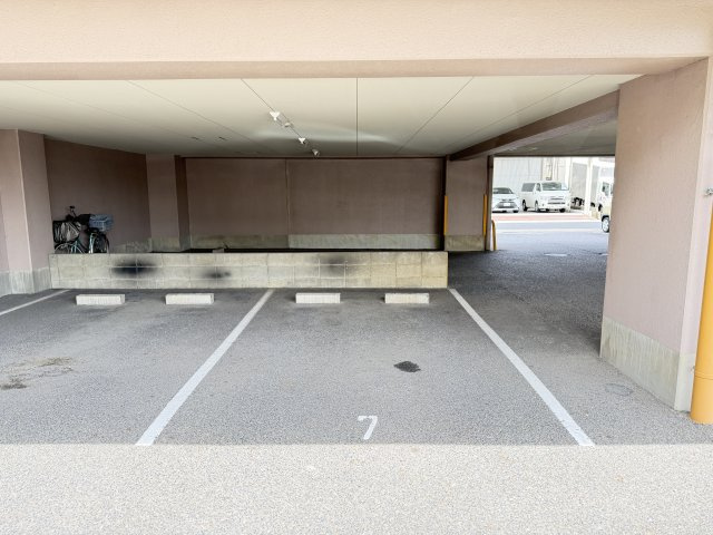 現在利用中の1階部分の駐車区画を継承可能です。雨や直射日光の影響を受けにくく、大切なお車の保管にも便利です。