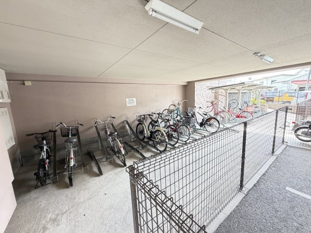 1階部分に駐輪場を完備。自転車の出し入れがしやすく、毎日の通勤・通学にも便利です。