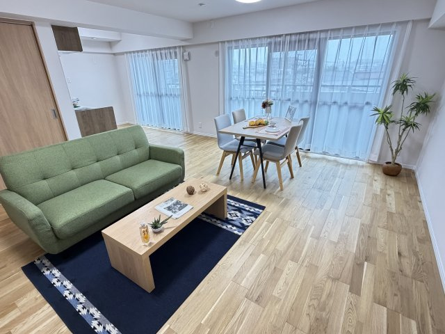 約17帖の広々としたLDK。ソファやダイニングテーブルを置いてもゆとりのあるレイアウトが可能です。