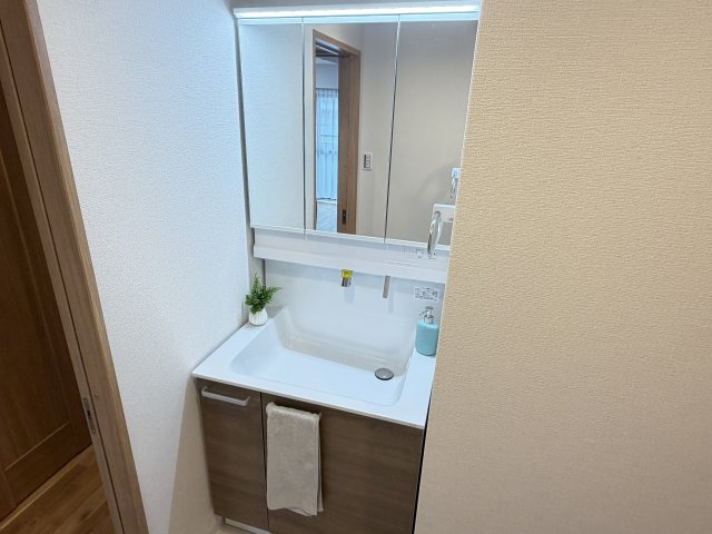 新品交換済みの三面鏡洗面化粧台を採用。鏡裏収納付きで、洗面まわりをすっきりと保てます。