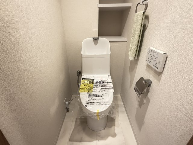 新品交換済みの温水洗浄便座付きトイレ。新生活を気持ちよくスタートできる、うれしい設備です。