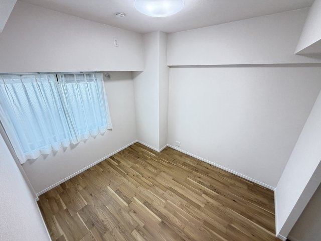 北東側約5帖の洋室。天井・壁クロス、フローリングを張り替えた、清潔感のあるお部屋です。