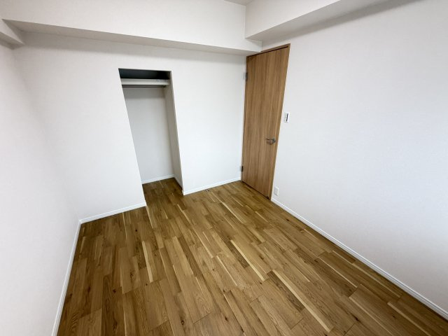 北東側約5帖の洋室を別角度から撮影。収納スペースを備えており、お部屋をすっきりとお使いいただけます。