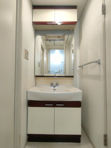 【洗面化粧台】　洗面室は、朝をすっきりさせてくれる大切な空間です。忙しい朝でも収納が多い洗面台では短い時間で効率良く支度ができます。