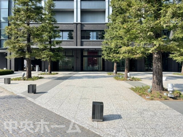 【エントランス】マンションのエントランスは、その物件の印象を決める、顔とも言える場所です。毎日通る場所ですからきれいなのが一番です。エントランス内はオートロックですので暮らしの安全も確保されています。