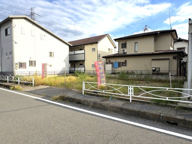 立野小学校まで徒歩約8分(580ｍ)・業務スーパーまで徒歩約5分(350ｍ)で暮らしやすい住環境。