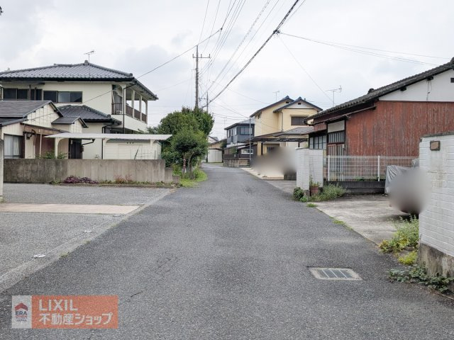 【前面道路】現地完成写真。前面道路は広さも十分確保されており駐車も楽々です。
