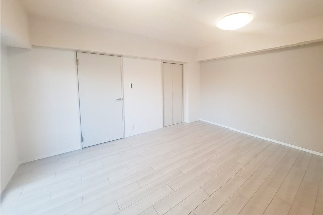 洋室2：クロスとフローリングを貼替えるなどリフォーム済み。約10.5帖の広々としたお部屋。