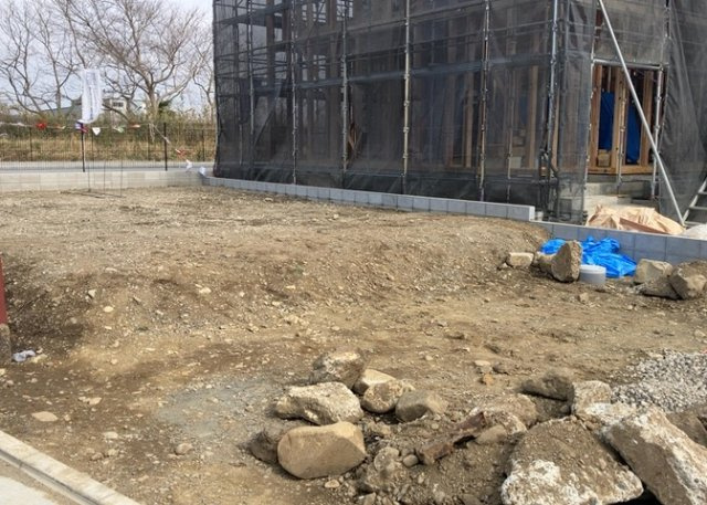 土地の面積＝住宅面積ではありません。建ぺい率の問題などで、土地のある場所によって住宅を建てられる面積は限られています。高さもしかり、「土地」という言葉の中には、建築条件も含まれると考えておきましょう。