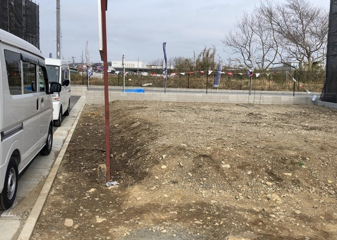 家を建てる場合、方位は要チェックです。現実的に日当たりのよい家ならばリビングは南側、建築基準法でも北側に当たる家への配慮は求められています。土地を見学に行く際は、方位磁針を持って行くようにしましょう。