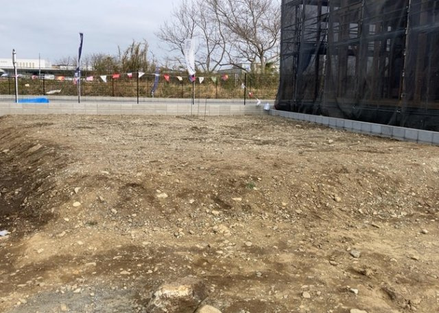 土地を買う際、住む地域の自治体や福祉の補助制度にも注目してみましょう。子供や老人の医療補助やゴミ出しのルールなど、自治体によってルールに大きな違いがあるため、暮らしやすい土地で判断するとよいでしょう。