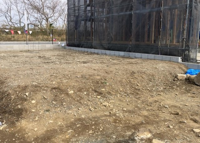 土地の前の道路に消火栓が設置されていることがあります。この場合、道路交通法第45条第1項により、駐車禁止の場所が指定されています。そのため、車庫などの駐車スペースをつくることができない場合があります。