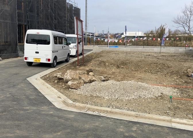 現地に行くなら、物件の周囲の地形がどうなっているかを見ることも大切です。周辺より低くなっている土地では、大雨などで水が集まりやすいため、地盤が弱くなっているということも考えられるため、注意が必要です。
