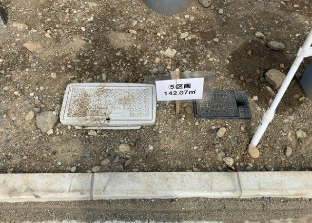 土地購入を検討されている場合、境界杭がない状態で購入してしまうと境界確定測量をする必要があり、費用がかかります。購入の前に、売主、隣土地所有者立ち合いのもと境界を確定し境界杭を設置するのがベストです。