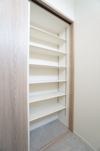 洗面所扉裏収納。タオルや着替えの一時置きにも便利♪※類似物件の参考画像です。