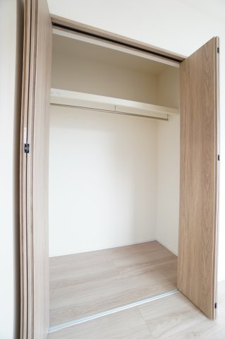 1階6帖洋室収納。家の中が散らからず広々と快適に暮らすことができます！※類似物件の参考画像です。