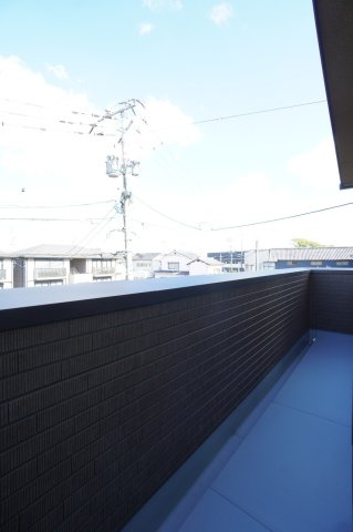 横幅のあるバルコニー。布団のような大きなものも問題なく干せます。※類似物件の参考画像です。