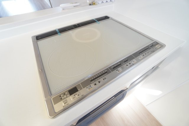 キッチンパネルは凹凸がなく、お手入れが簡単です。※類似物件の参考画像です。