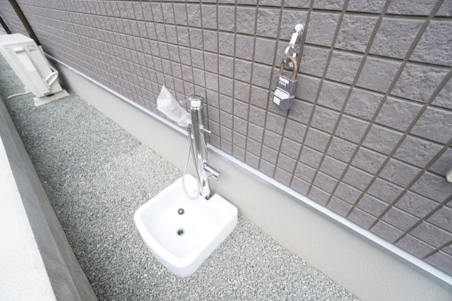 ホースが自由自在に伸びて水の飛び散りも少ないハンドシャワータイプ♪※類似物件の参考画像です。