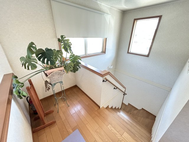 2F廊下からの風景です。吹き抜けを採用しており、開放的な空間です。