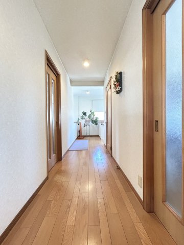 廊下幅も広めに確保、圧迫感が無く過ごしやすい空間です。